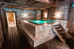 Indoor spa tub