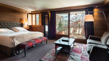 Junior suite, uitzicht op bergen | Een minibar, een kluis op de kamer, individueel gedecoreerd