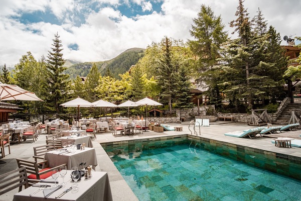 Una piscina al aire libre de temporada