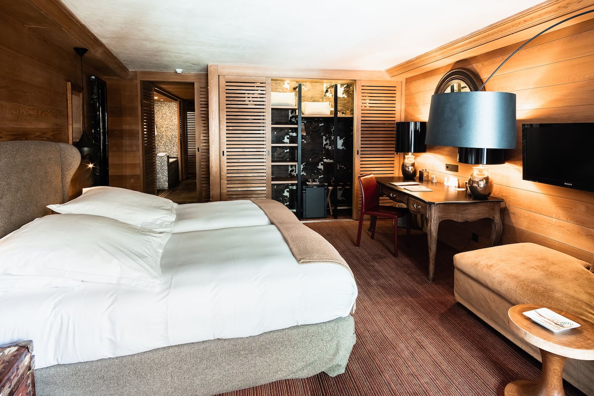Luxe kamer, 1 twee- of 2 eenpersoonsbedden, uitzicht op stad | 1 slaapkamer, een minibar, een kluis op de kamer