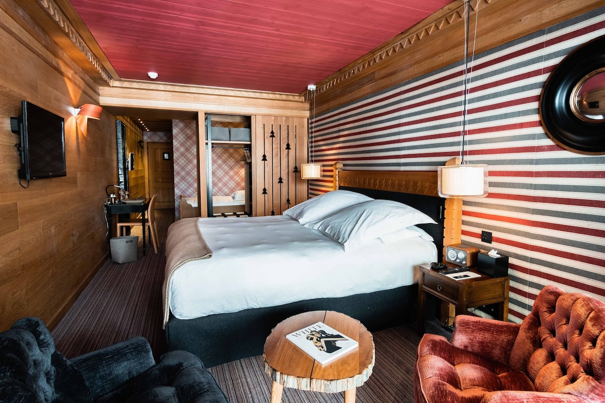 Luxe driepersoonskamer, uitzicht op stad | 1 slaapkamer, een minibar, een kluis op de kamer