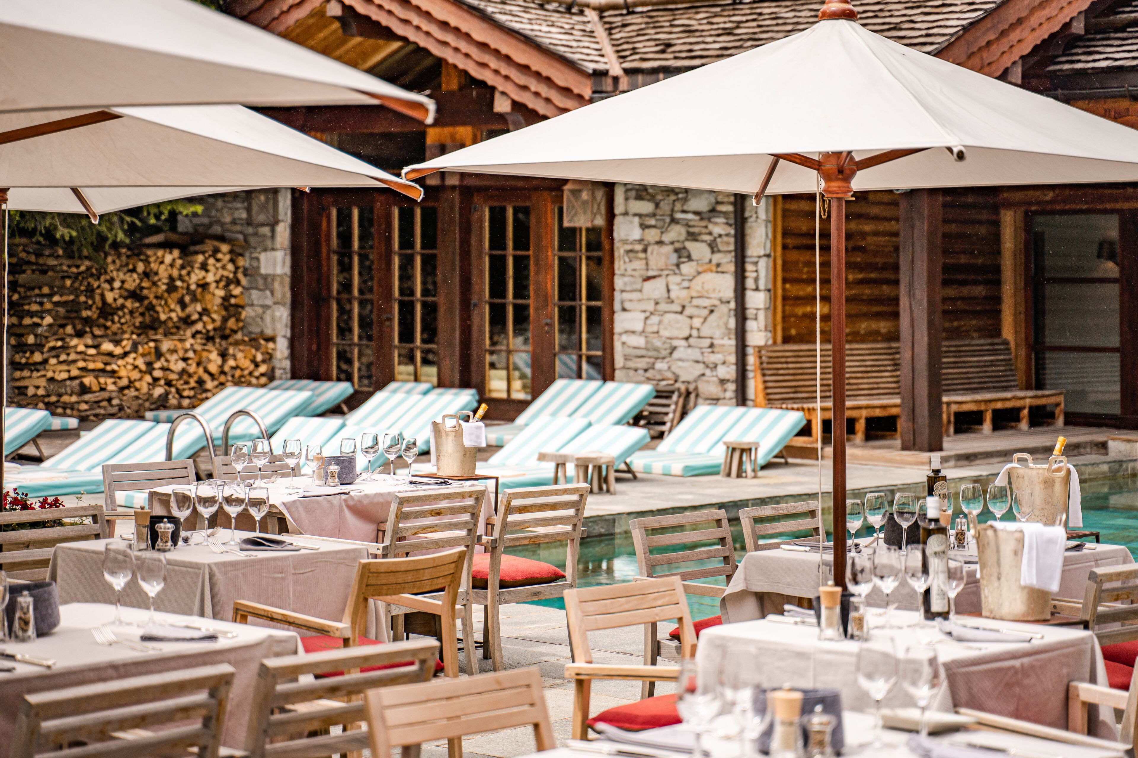 Aperto a colazione e pranzo, cucina francese, con vista sulla piscina 