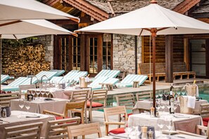 Breakfast, lunch, dinner served; French cuisine, pool views  - Hotel Le Blizzard  (Val-d'Isere)