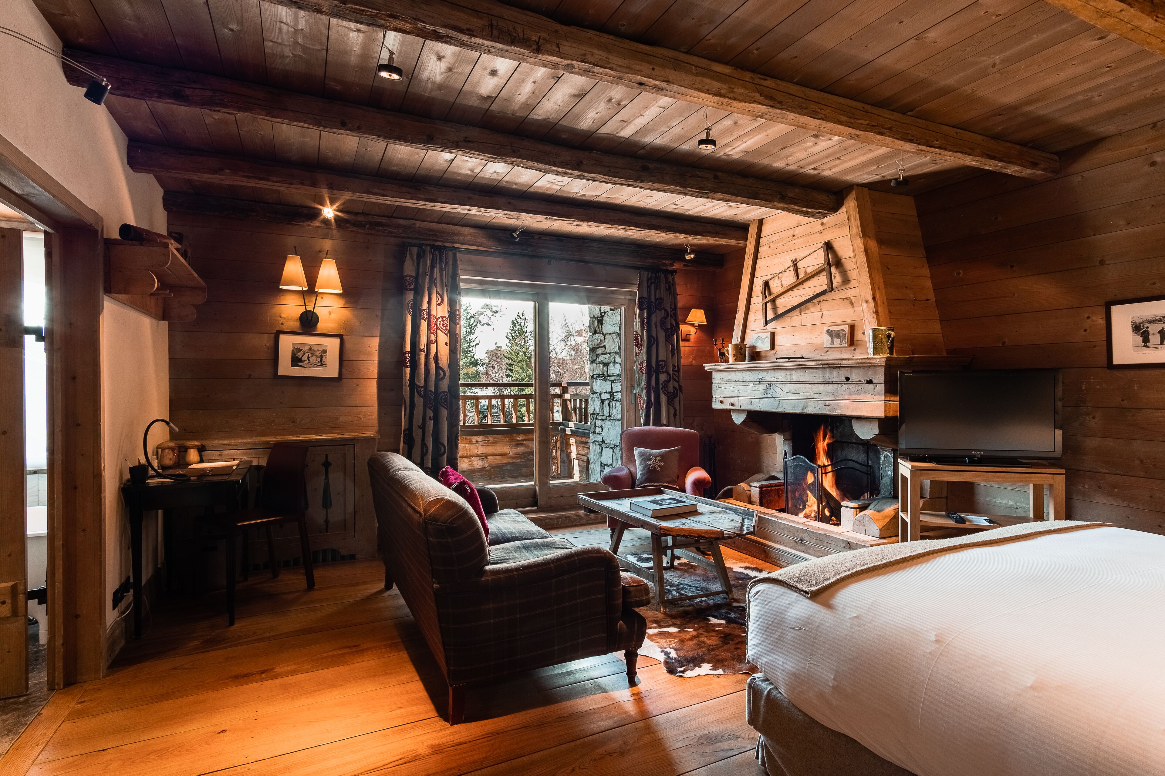 Familien-Suite, 2 Schlafzimmer, Bergblick | Wohnbereich | 100-cm-Flachbildfernseher mit Digitalempfang, Fernseher