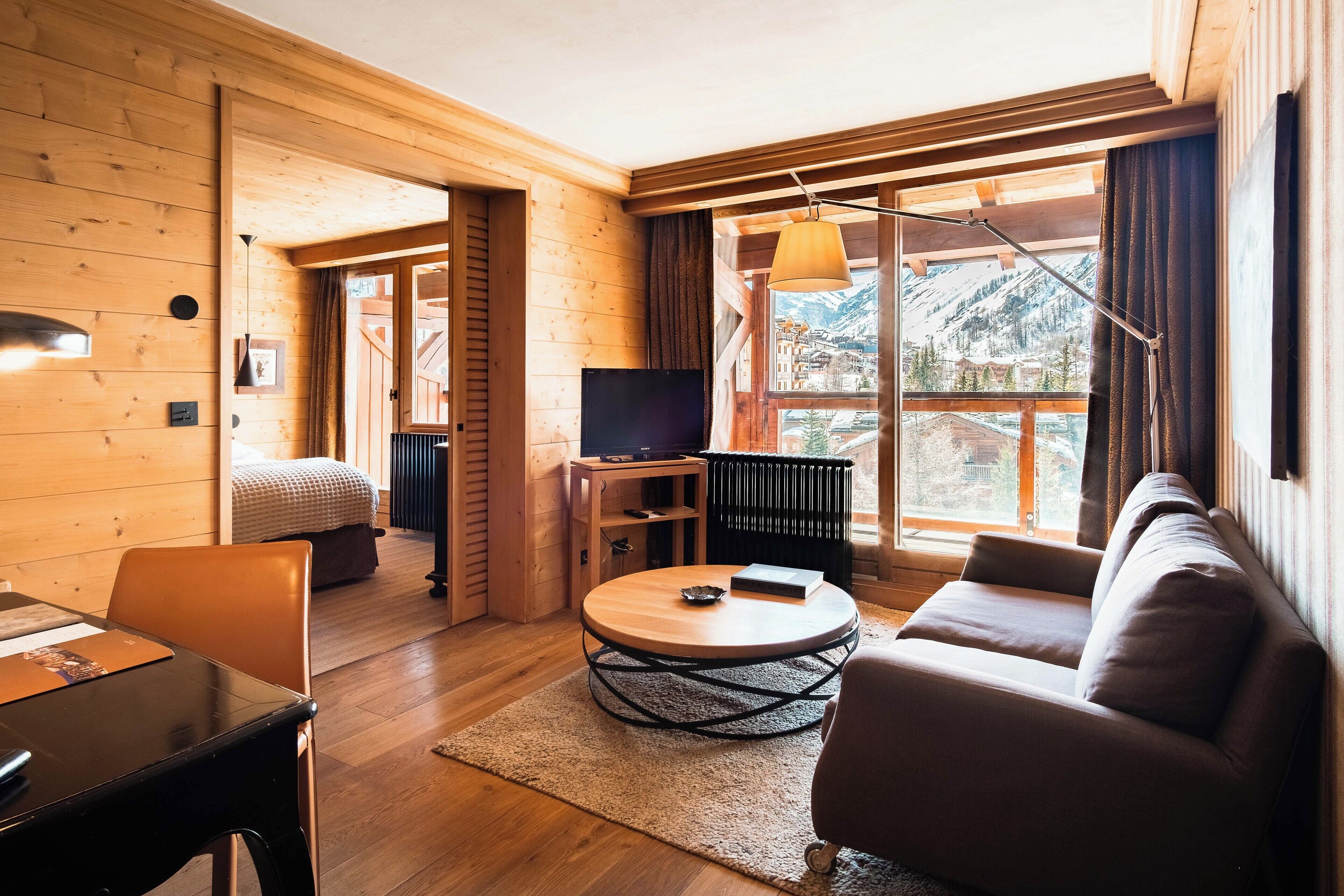 Familie suite, uitzicht op bergen | Woonruimte | Een 100-cm flatscreentelevisie met digitale zenders en een televisie