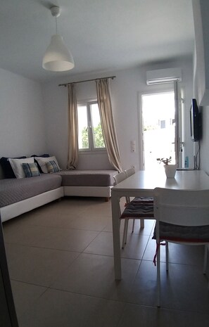 Superior Apartment, Sea View | Living area