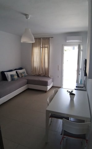 Superior Apartment, Sea View | Living area | Flat-screen TV - Lofos Apartments (Mykonos)