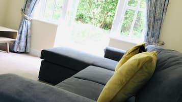 Business Apartment | Living room | Flat-screen TV