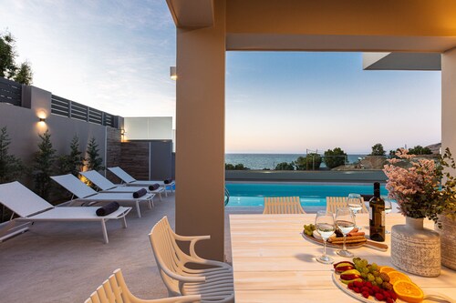 Lagoon Seaside Villa, Walking distance to the beach & shops!Car Free holiday!