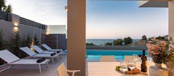 Lagoon Seaside Villa, Walking distance to the beach & shops!Car Free holiday!