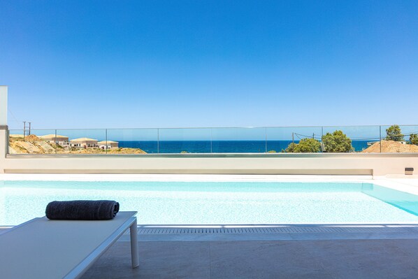 Outdoor pool, a heated pool, sun loungers - Lagoon Seaside Villa, Walking distance to the beach & shops!Car Free holiday! (Panormos in Rethymno)