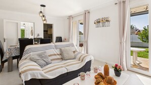 Un dormitorio moderno con cama, mesita de noche y vistas al exterior.