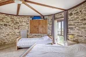2 Schlafzimmer, Bügeleisen/Bügelbrett