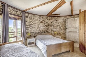 2 chambres, fer et planche à repasser