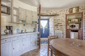 Réfrigérateur, micro-ondes, lave-vaisselle, cafetière/bouilloire