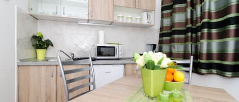 Studio (Studio Apartment) | Dapur kecil pribadi | Lemari es dan ketel listrik