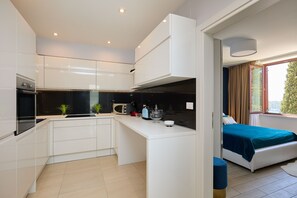 Réfrigérateur, micro-ondes, four, lave-vaisselle