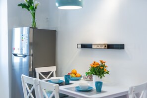 Apartment (2 Bedroom Apartment with City View) | Ruang makan