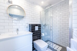 Apartment (2 Bedroom Apartment with City View) | Bathroom