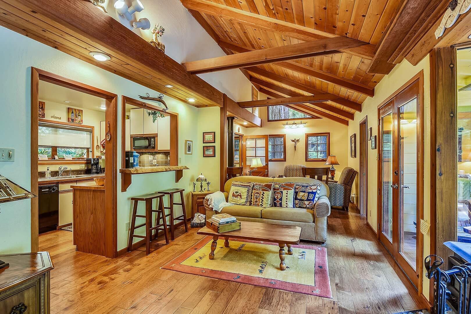 電視、壁爐、DVD 播放機、音響