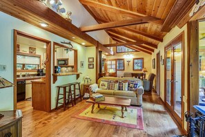 TV, peis, DVD-spiller og stereoanlegg