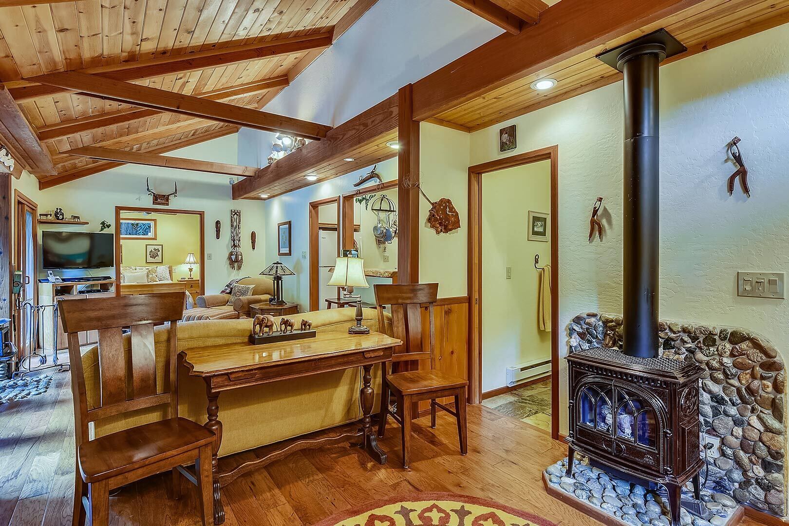 電視、壁爐、DVD 播放機、音響