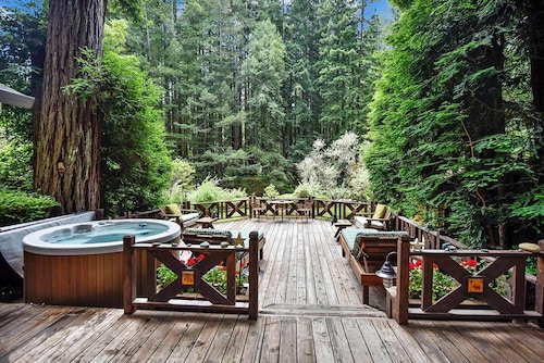 Tranquil Retreat on Austin Creek, Surrounded by Forest Views