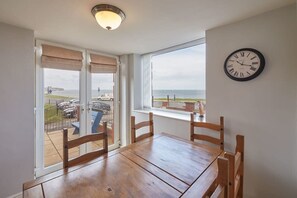 Dining - Host & Stay | Sunset View (Whitby)