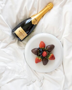 Premium Triple Room | In-room dining - Elysium Suites Collection (Rome)