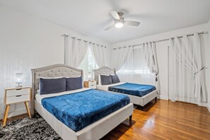 Suite de luna de miel, 2 camas Queen size, para no fumadores, vista al patio | 1 habitación, sábanas italianas Frette y ropa de cama de alta calidad 