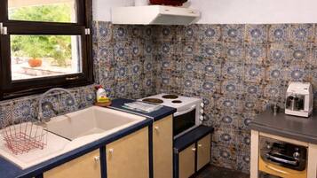 Fridge, oven, stovetop, coffee/tea maker