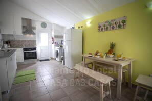 Fridge, microwave, oven, coffee/tea maker - Casa Aconchego by ACasaDasCasas (Ericeira)