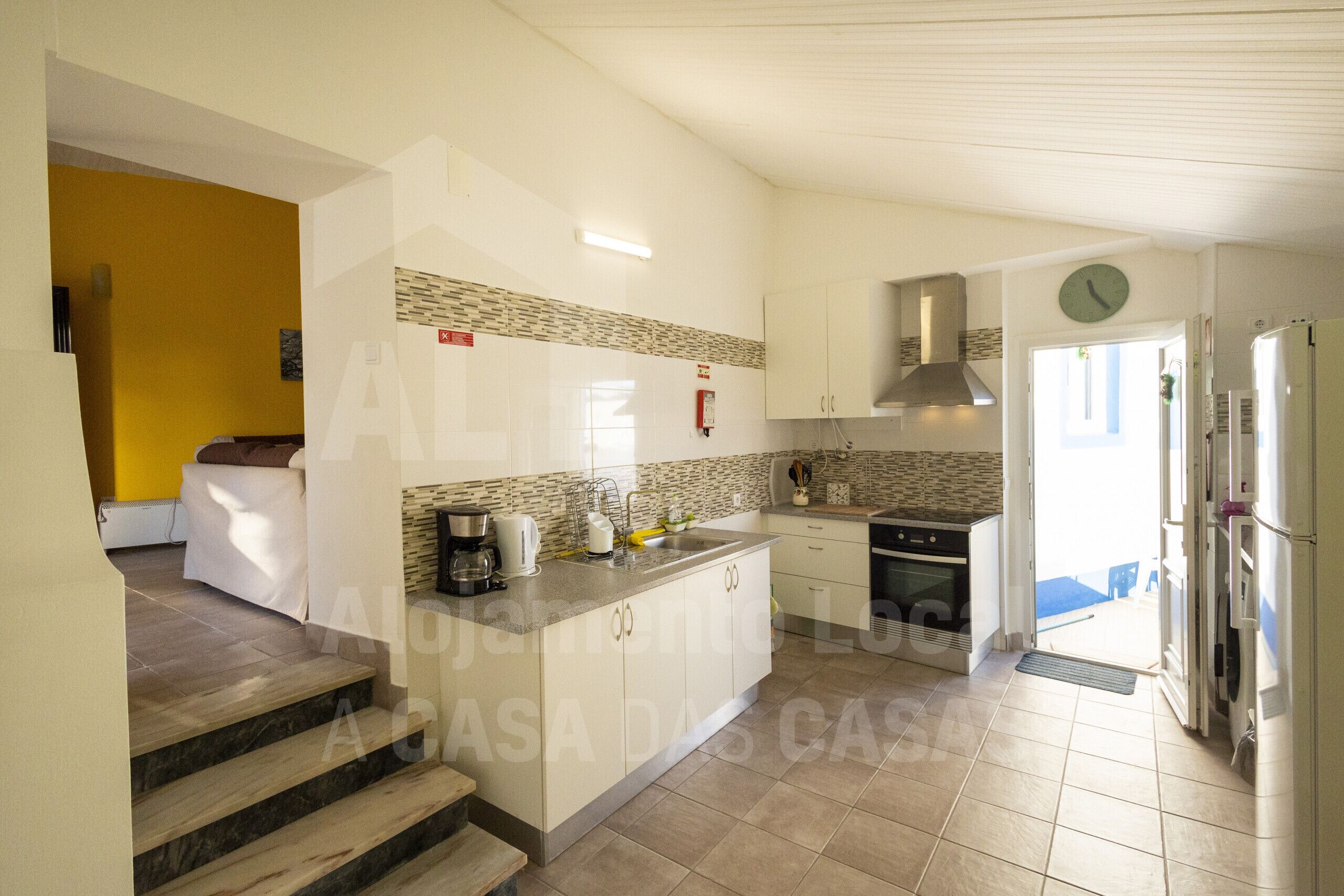 Refrigerador, microondas, horno y cafetera y tetera 