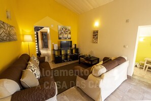 TV - Casa Aconchego by ACasaDasCasas (Ericeira)