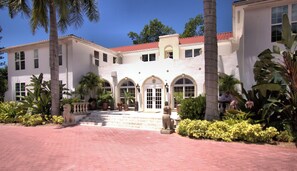 Exterior - True Florida Charm! Bonita Springs Home ~ Heated Pool ~ Private Lanai! (Bonita Springs)