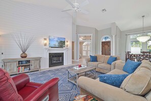 Smart TV, fireplace - True Florida Charm! Bonita Springs Home ~ Heated Pool ~ Private Lanai! (Bonita Springs)