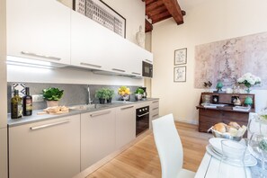 Fridge, microwave, oven, dishwasher - CASA UGOLINO, State of the Art Central 2 Bedrooms Apartment in Lucca (Lucca)