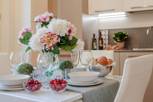 CASA UGOLINO, State of the Art Central 2 Bedrooms Apartment in Lucca