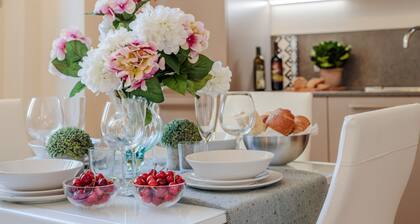 CASA UGOLINO, State of the Art Central 2 Bedrooms Apartment in Lucca