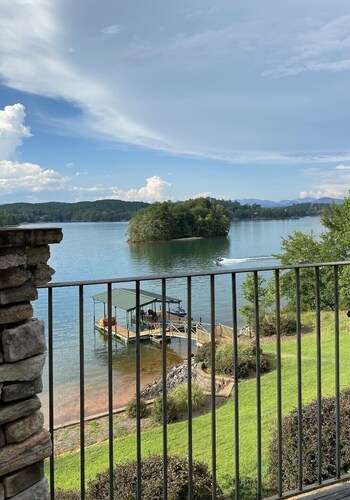 Amazing Mountain, Lake and Island Views Private Beach,Fire Pit, Hot Tub, Kayaks 