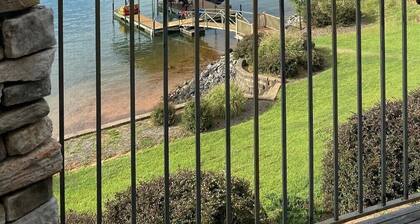 Amazing Mountain, Lake and Island Views Private Beach,Fire Pit, Hot Tub, Kayaks