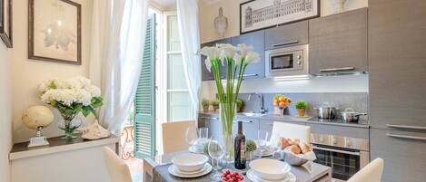 ثلاجة، ميكروويف، فرن، غسالة أطباق