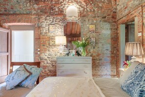 5 bedrooms, iron/ironing board, bed sheets