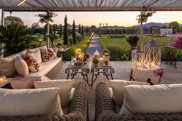 Outdoor dining - VILLA HUGO, Understated Luxury 5 Bedrooms Villa with Pool and a Welcoming Ambience (Lucca)