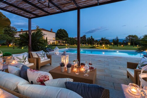 VILLA HUGO, Understated Luxury 5 Bedrooms Villa with Pool and a Welcoming Ambience