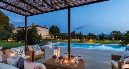 VILLA HUGO, Understated Luxury 5 Bedrooms Villa with Pool and a Welcoming Ambience