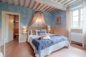 8 bedrooms, in-room safe, iron/ironing board, free WiFi