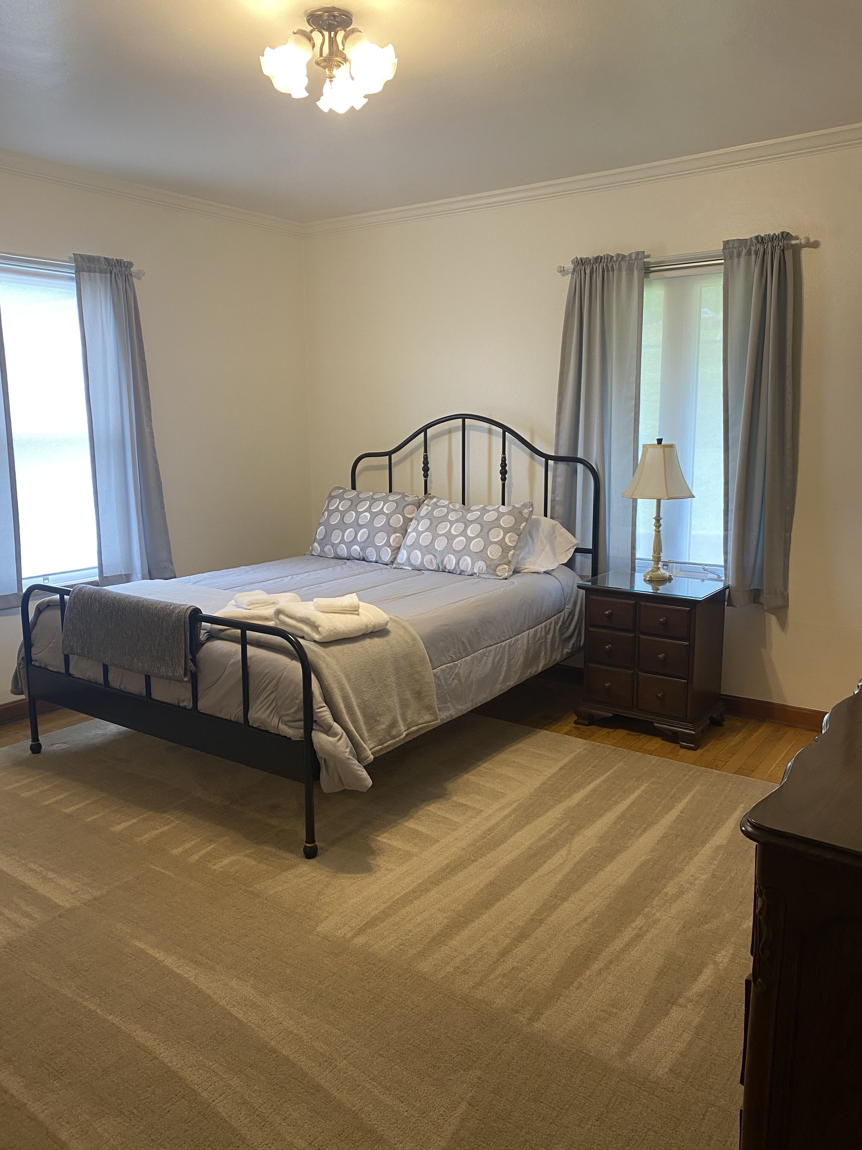 2 bedrooms, desk, iron/ironing board, WiFi