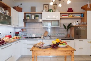 Réfrigérateur, micro-ondes, four, lave-vaisselle