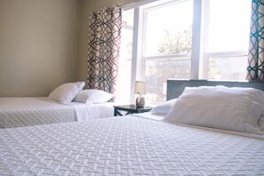 4 habitaciones, tabla de planchar con plancha, wifi y ropa de cama 